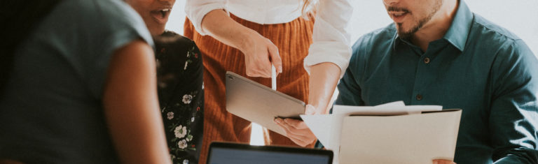 4 pessoas conversam sobre os contratos de uma empresa