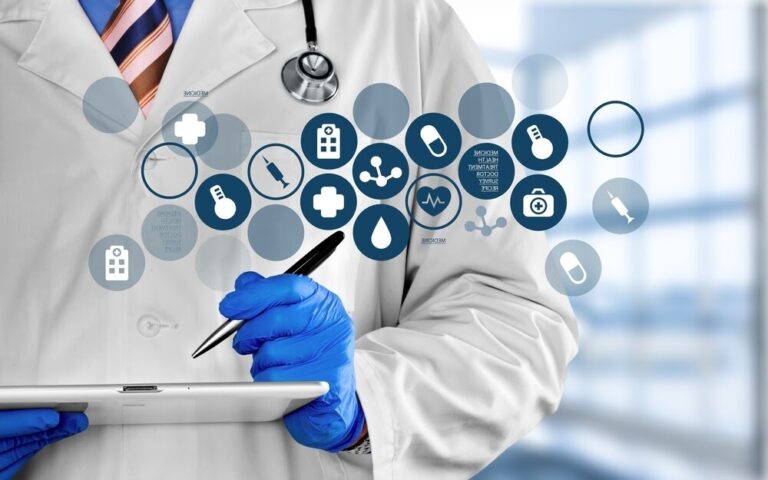 Médico escrevendo em prontuário ao fundo, na frente é visto imagens em forma circular de símbolos de saúde e segurança em tons de branco, azul e verde pisicna.